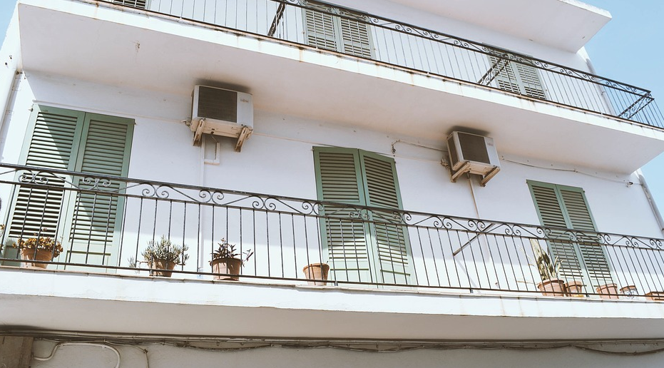 Balkon mit schickem Schrank verschönern