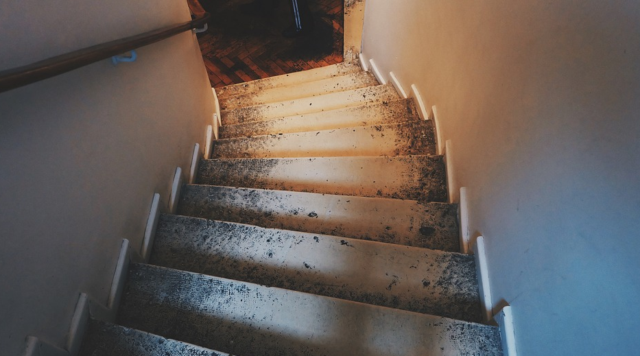 Wenn man mit gesundheitlichen Problemen zu kämpfen hat dann kann man sich zu Hause einen Treppenlift einbauen lassen